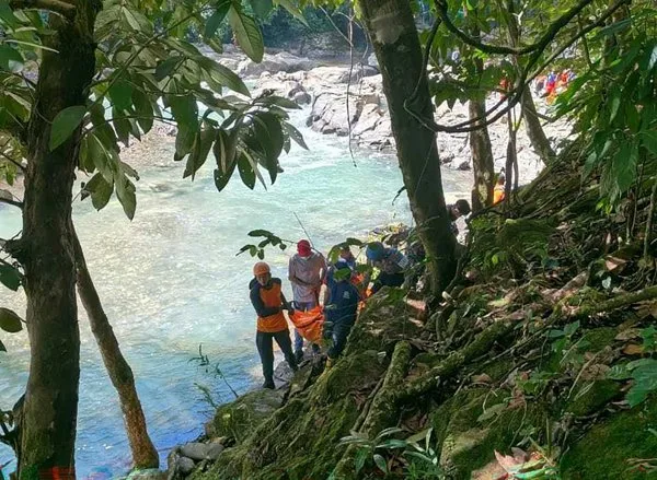 Dos turistas austriacos fallecen tras el colapso de un puente colgante en Indonesia