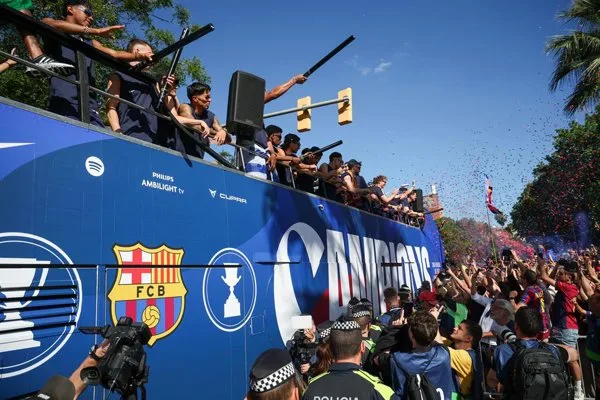 El Barça se llena de hinchas en Barcelona durante la celebración de la Liga y la Supercopa