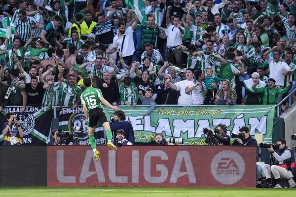 El Betis critica a la Subdelegación del Gobierno y a la Policía por la separación entre hinchas y jugadores