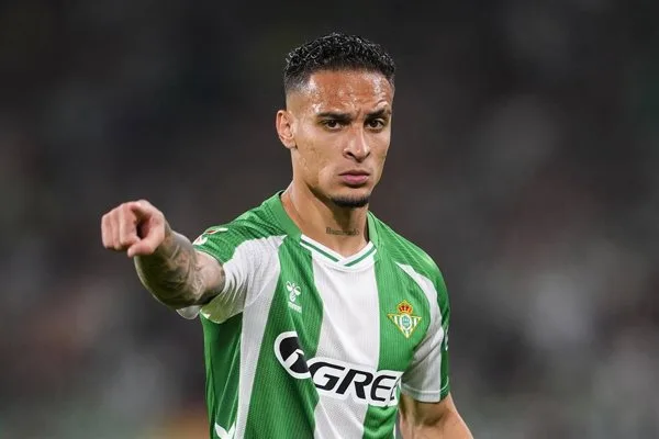 El Betis se aferra al quinto puesto mientras el Sevilla logra una remontada agónica ante el Espanyol