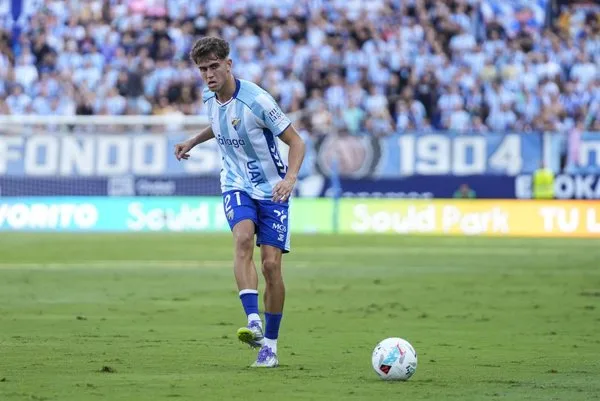 El Málaga supera al Sporting de Gijón y se acerca al tercer puesto del Almería