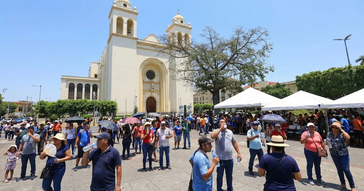 El Salvador enfrenta ola de calor histórica: impacto social y desafíos