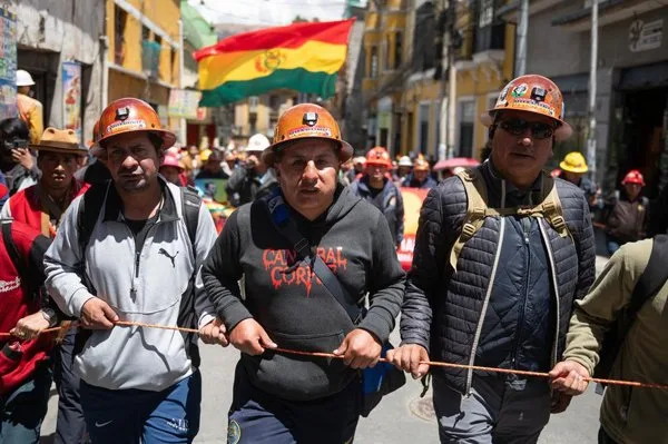 El Senado de Bolivia elimina restricciones al uso del Ejército en medio de protestas y bloqueos masivos