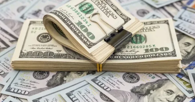 El dólar se desploma al final de la semana: temores por deuda en Argentina