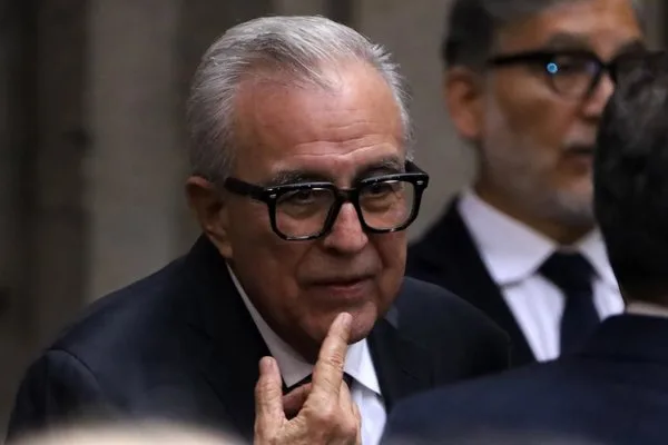El gobernador de Sinaloa se presenta ante la Fiscalía de México por acusaciones de vínculos con el narcotráfico
