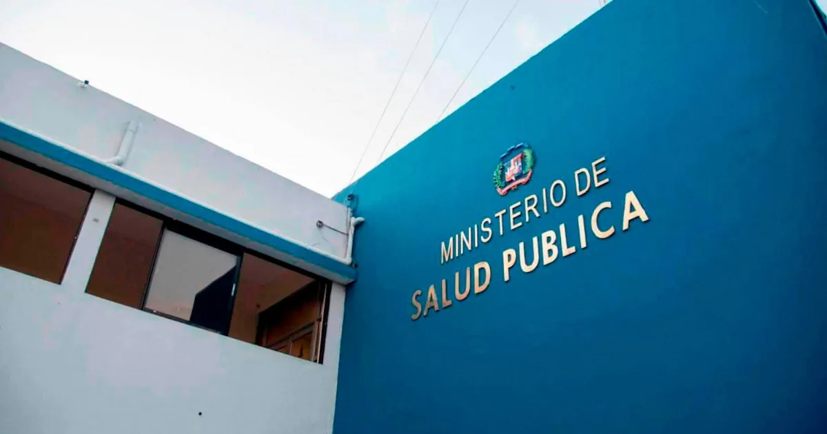 El ministro Atallah junto a autoridades durante el anuncio en Santo Domingo.