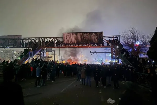 Irán levanta restricciones a internet tras las protestas de enero, pero la represión sigue latente
