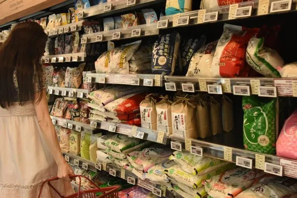 Japón enfrenta crisis de tinta: empresa reduce color en empaques por conflicto en Ormuz