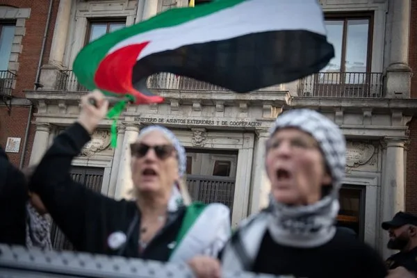 Las fuerzas del este de Libia arrestan a diez miembros de un convoy con ayuda para Gaza, entre ellos una española
