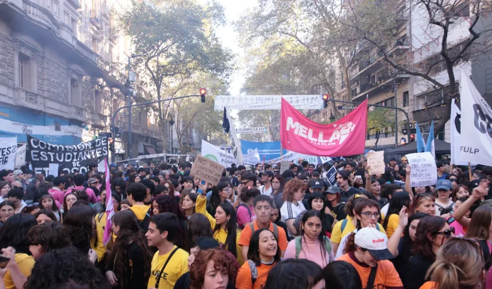 Movilización masiva en argentina: estudiantes y docentes exigen financiamiento universitario
