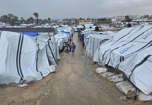 Mueren dos palestinos, entre ellos una niña, en ataque israelí a campamento de desplazados en Gaza