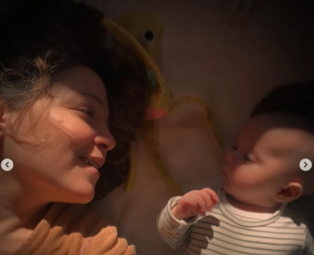 Natalia Lafourcade presenta a su hijo en un emotivo día de las madres