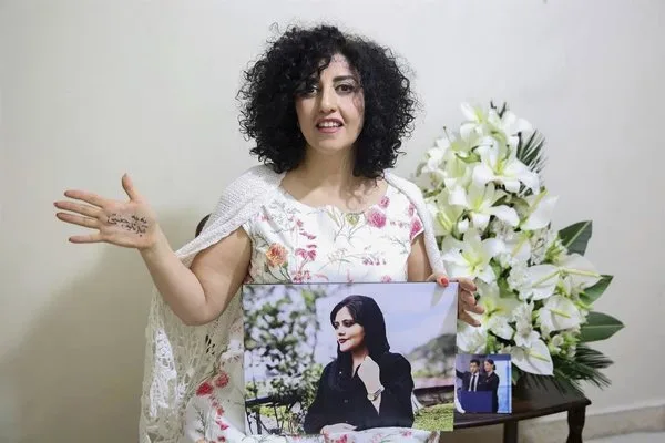 Narges Mohammadi, Premio Nobel de la Paz, es llevada a un hospital en Teherán tras su detención