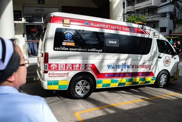 Ocho muertos tras choque entre tren y autobús en Bangkok