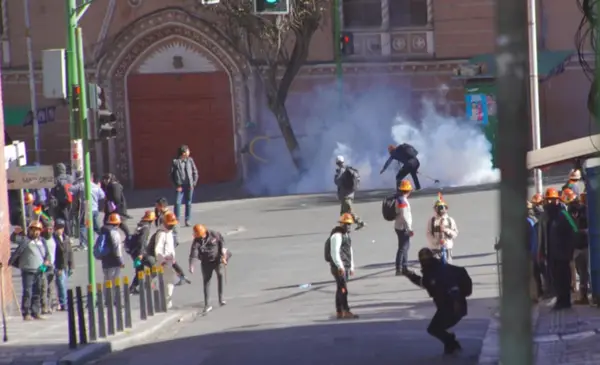 Plaza Murillo en caos: violento enfrentamiento entre mineros y policía genera tensión