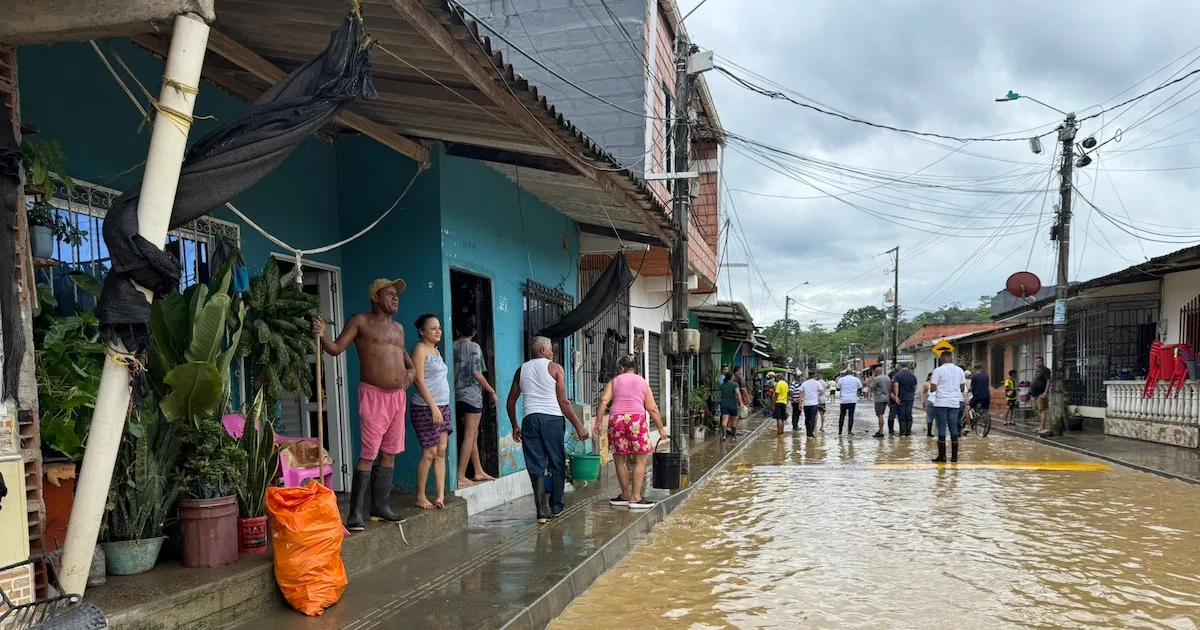 Habitantes de Apartadó luchan contra el desbordamiento del río Vijagual.