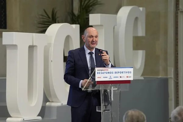 Rafael Louzán defiende a Luis de la Fuente como el seleccionador ideal para la selección española