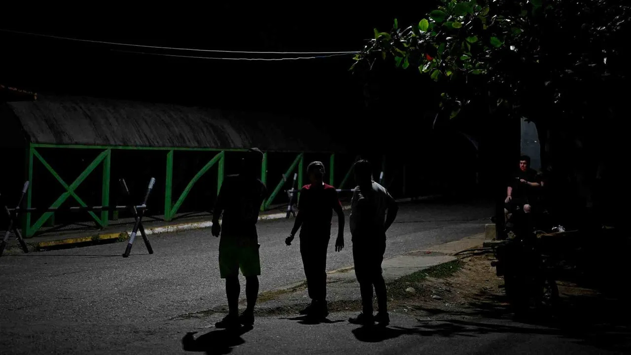 Familiares esperan ansiosos la liberación de presos políticos en Yare, Venezuela.