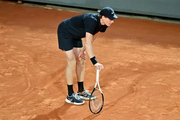 Sinner y Medvedev suspenden semifinal en Roma por la lluvia en un partido lleno de tensión