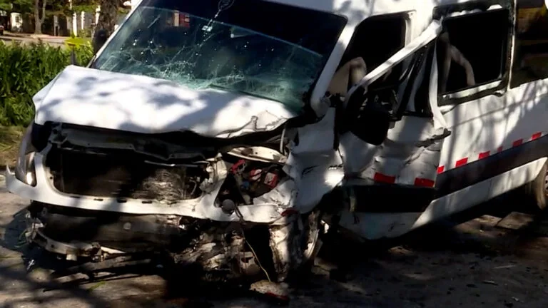 Minibús involucrado en el accidente en Carrasco, Montevideo.
