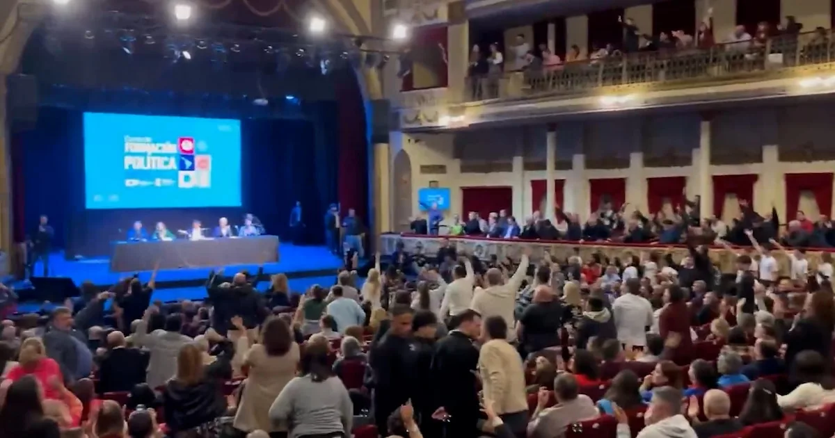 Tensión en acto de Kicillof: gritos por CFK y respuesta con cánticos