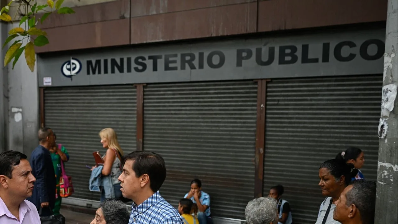 Manifestantes en Venezuela exigen la liberación de presos políticos.