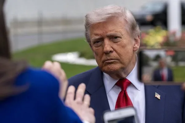 Trump califica de inaceptable la propuesta de Irán y advierte que el alto el fuego está en crisis