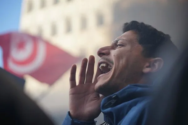 Túnez enfrenta protestas masivas contra el gobierno por la crisis social y económica que agobia a la población