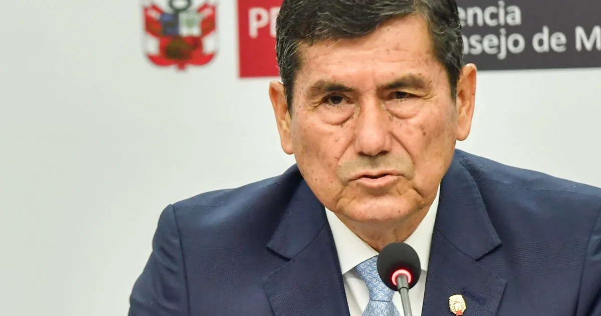 Luis Arroyo detalla el plan financiero para Petroperú en conferencia de prensa.