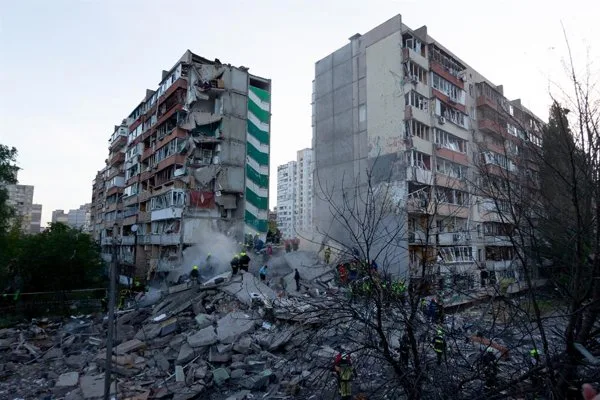 Un muerto y 16 heridos tras nuevo ataque ruso con misiles y drones en Kiev