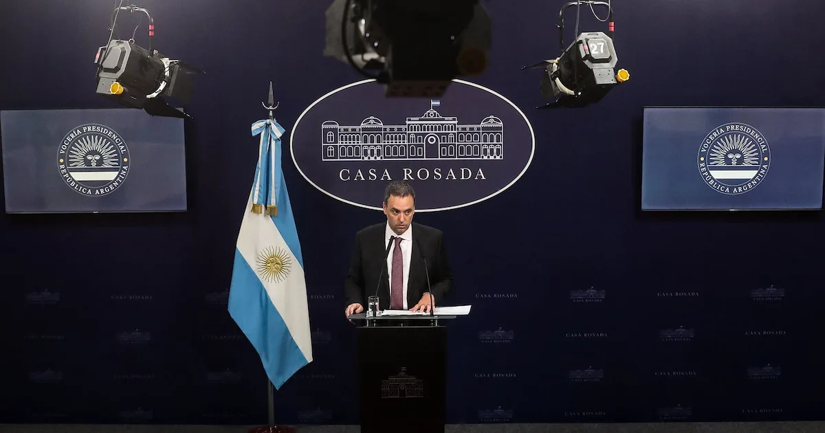Manuel Adorni enfrenta presiones para justificar su patrimonio.