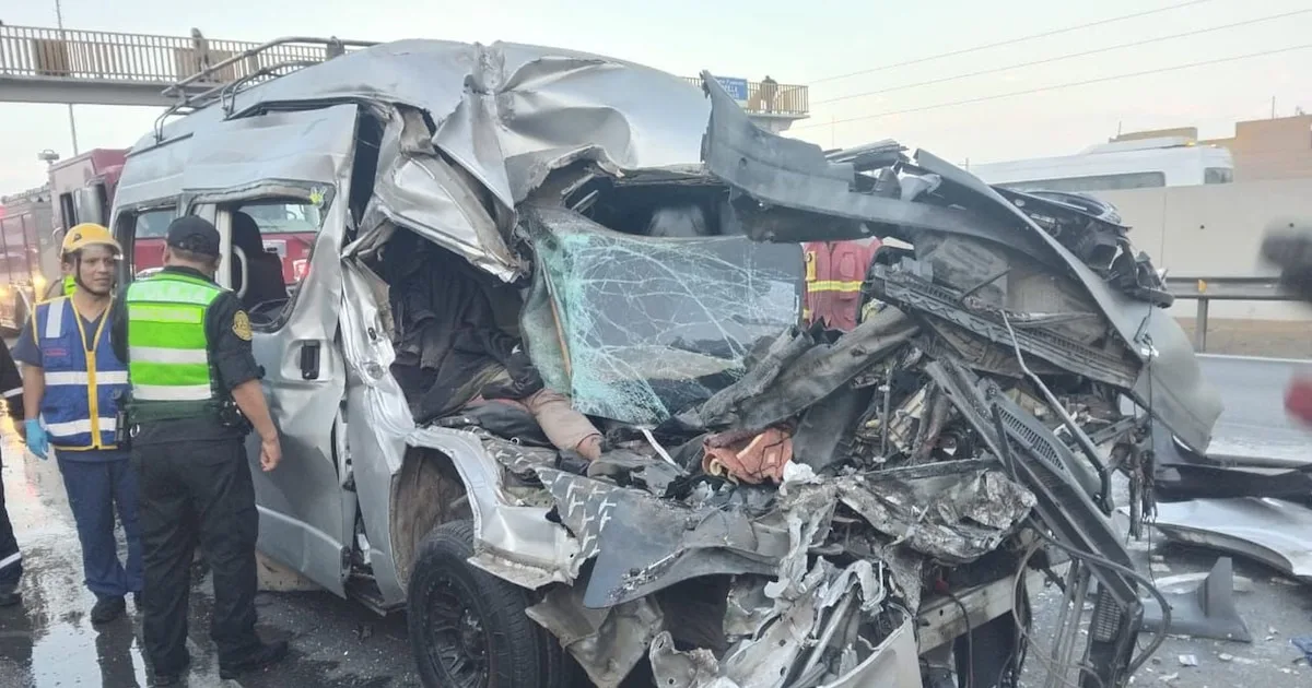 Bomberos trabajando en el lugar del accidente en la Panamericana Sur.