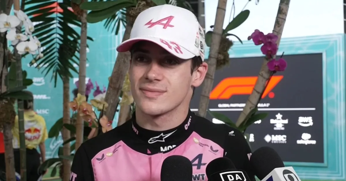 Franco Colapinto celebra su destacado octavo lugar en el GP de Miami.