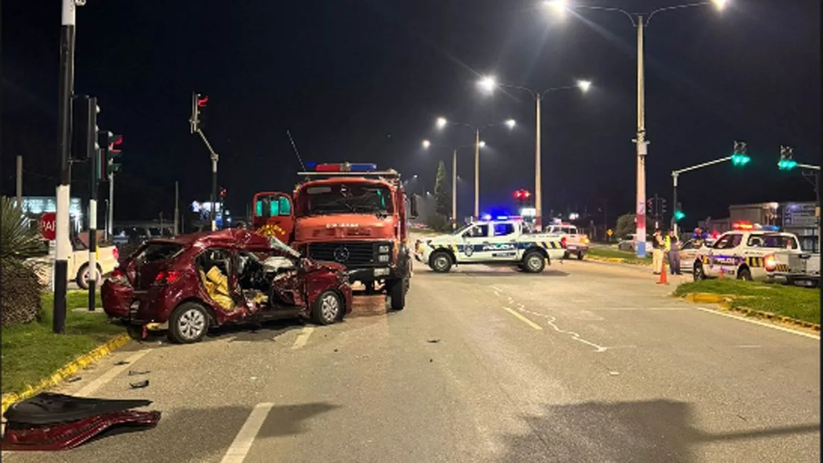 Accidente en ruta Interbalnearia involucra camión de Bomberos y deja dos heridos.