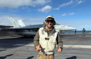 Estrategia y controversia: Andrés Ojeda defiende la visita al USS Nimitz frente al rechazo sindical