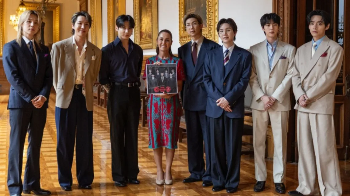 BTS saluda a miles de seguidores desde el balcón del Palacio Nacional en México.