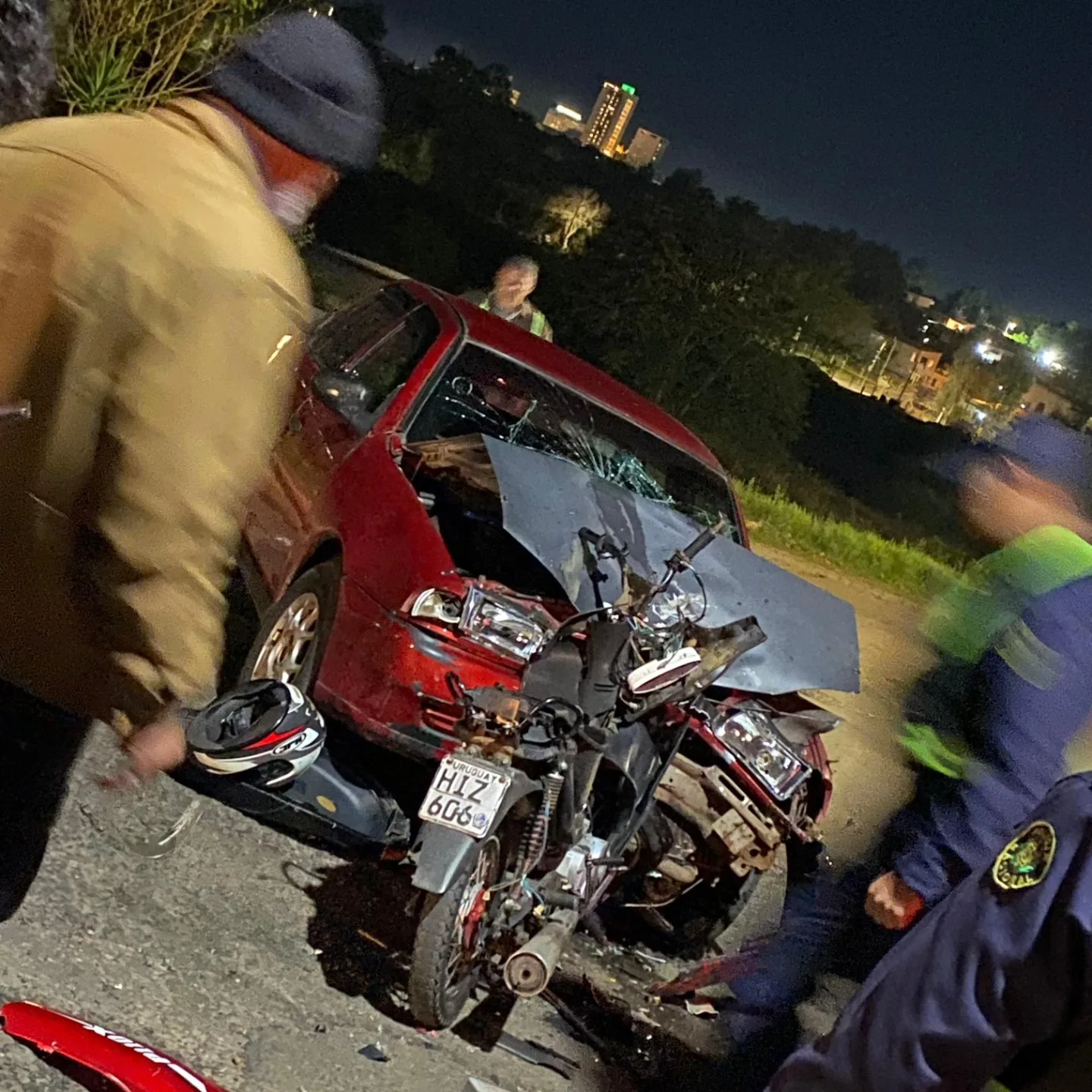 Choque en Salto deja heridos de gravedad en la avenida Acuña de Figueroa