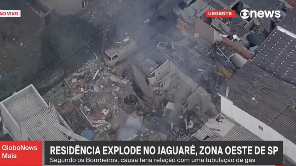 Vista aérea de la zona de Jaguaré tras la explosión, mostrando casas dañadas y equipos de emergencia en acción.