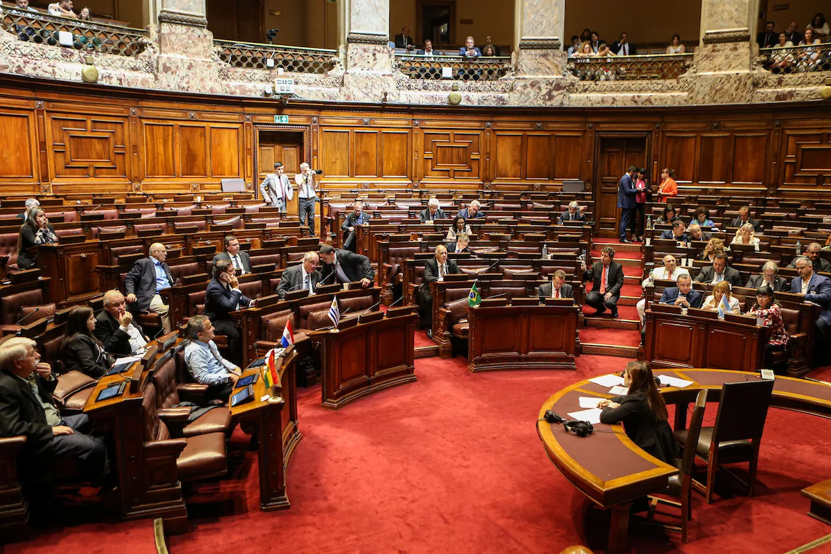 Cerebros de silicio en las bancas: la inteligencia artificial se cuela en los discursos y el estudio de leyes en el Uruguay