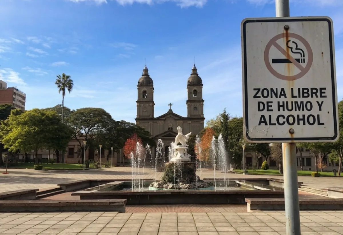 Plazas de Salto: el plan para erradicar el humo y el alcohol de los espacios públicos