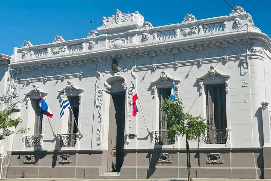 La Junta de Salto rompe el silencio y exige reconocimiento para el virólogo uruguayo