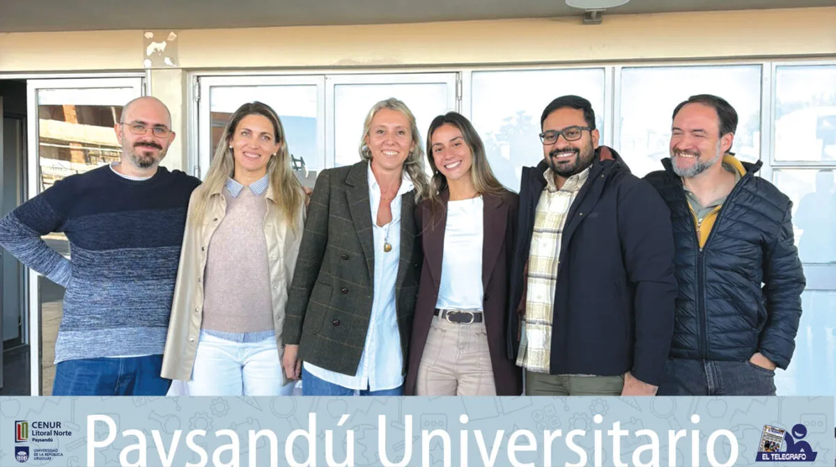 Emilia Fender junto a sus orientadores en la defensa de su tesis.