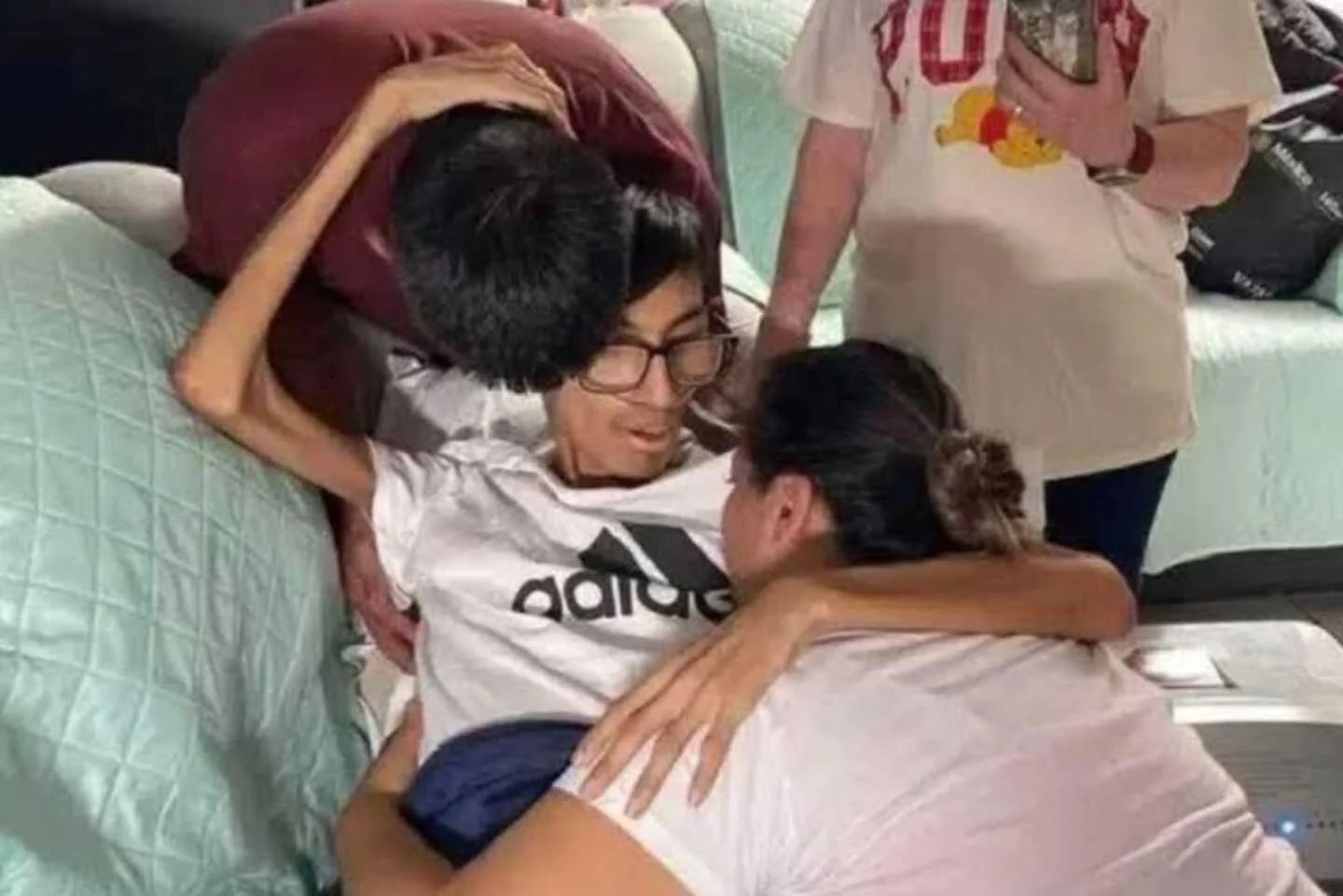 La última reunión familiar: padres deportados logran ver a su hijo antes de su muerte