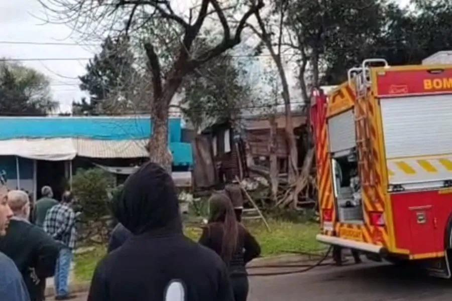 El foco ígneo provocó pérdidas totales en una vivienda precaria de Salto.