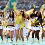 Shakira cantando durante la ceremonia de apertura del Mundial 2026 en el Estadio Azteca.