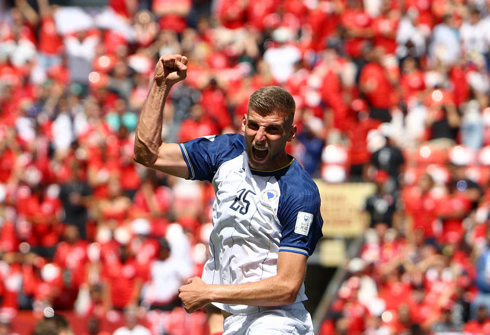 Jovo Lukić celebrando tras marcar el gol inicial para Bosnia.