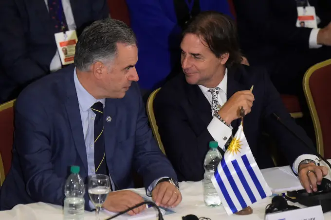 Orsi frente al espejo: la comparación con Vázquez y Lacalle Pou que lo hunde