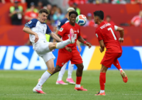 Cyle Larin rematando al arco para marcar el gol de Canadá contra Bosnia.