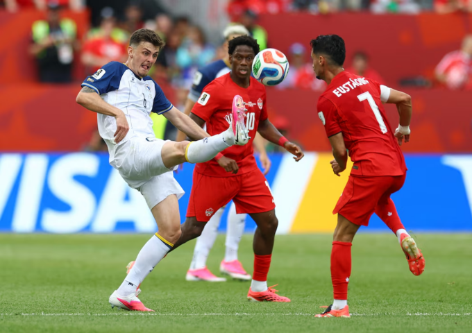 Cyle Larin tire dans le but pour marquer le but du Canada contre la Bosnie.