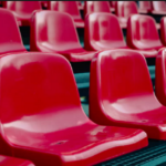 Hileras de asientos vacíos en un estadio durante un partido del Mundial 2026.